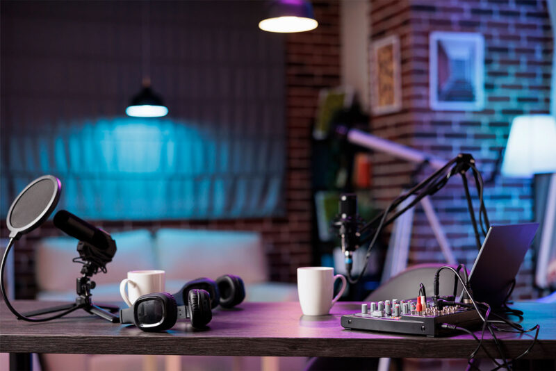 Podcast aufnehmen: Studio mieten oder Equipment kaufen?